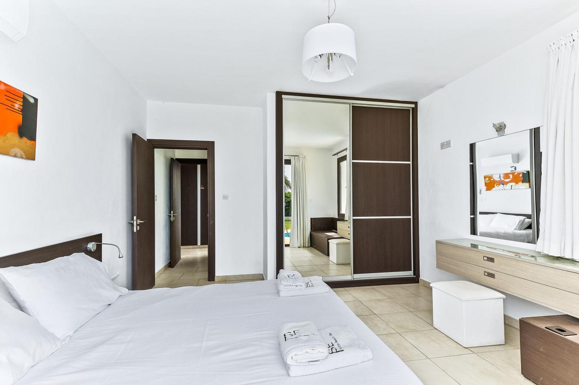 Platzia Beach Villas Paphos Extérieur photo