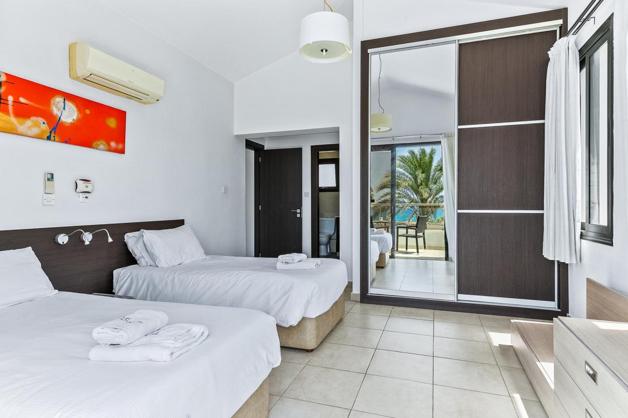 Platzia Beach Villas Paphos Extérieur photo