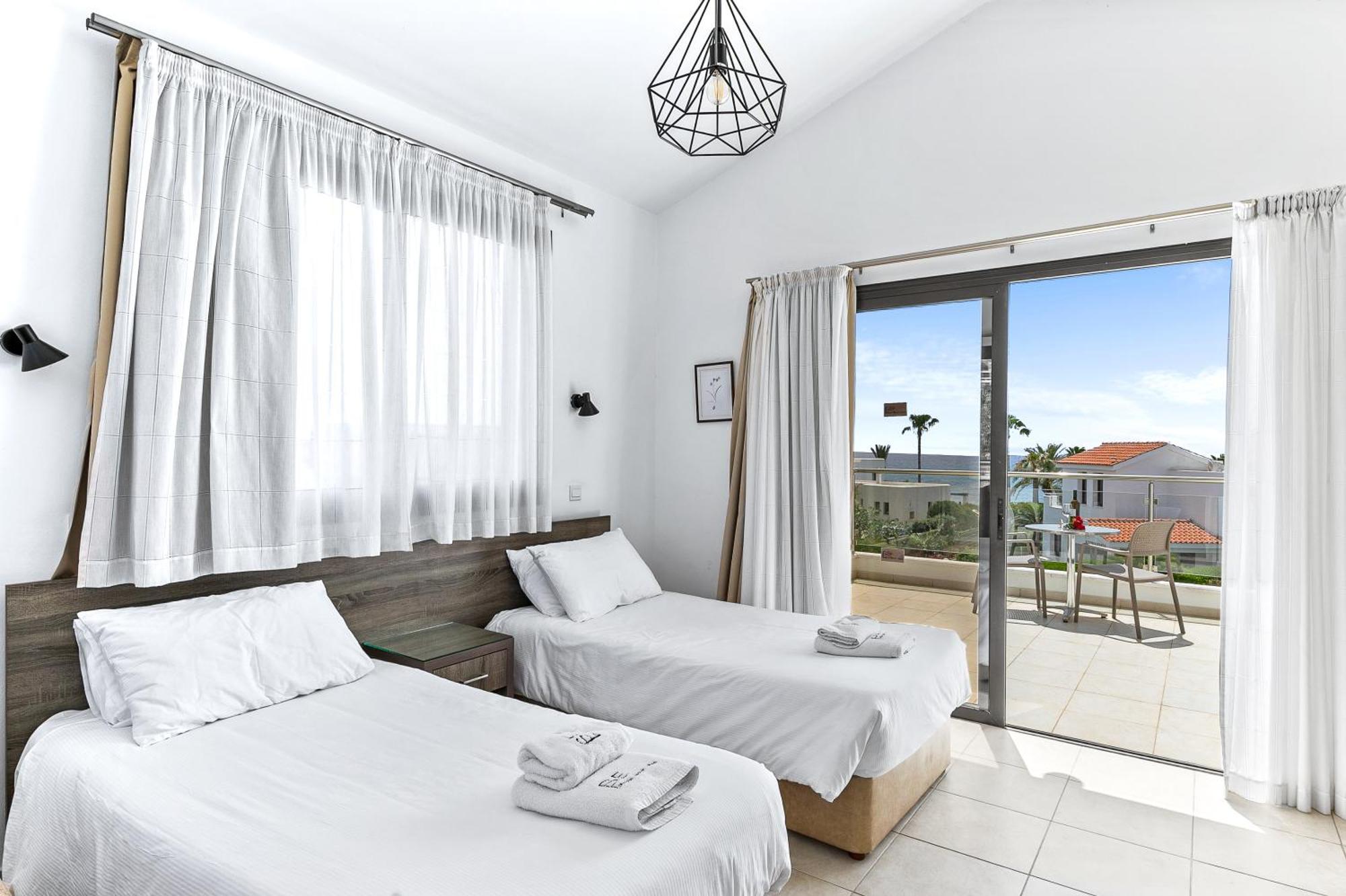 Platzia Beach Villas Paphos Extérieur photo