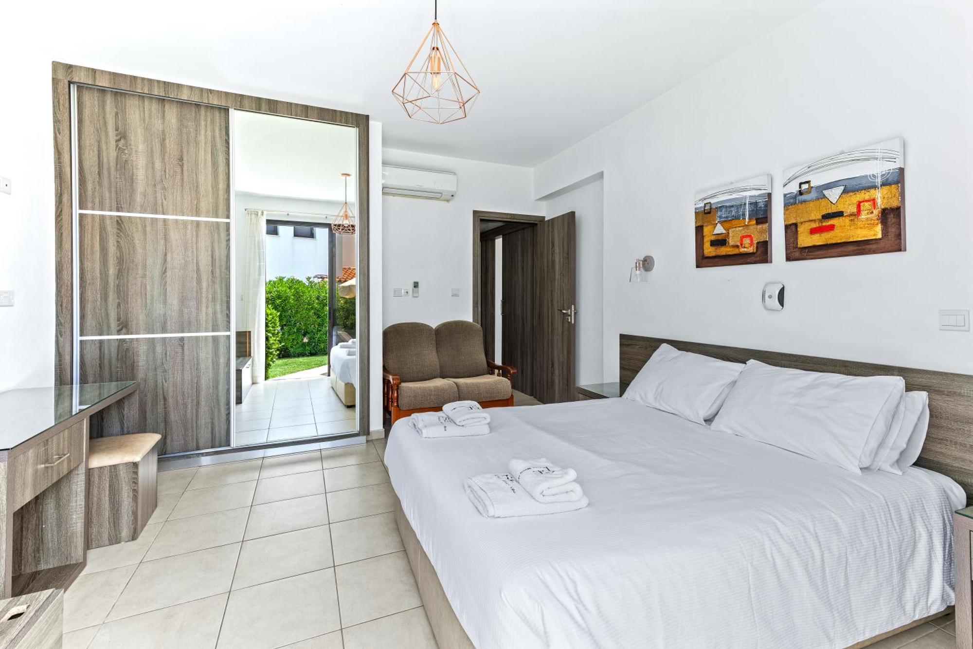 Platzia Beach Villas Paphos Extérieur photo