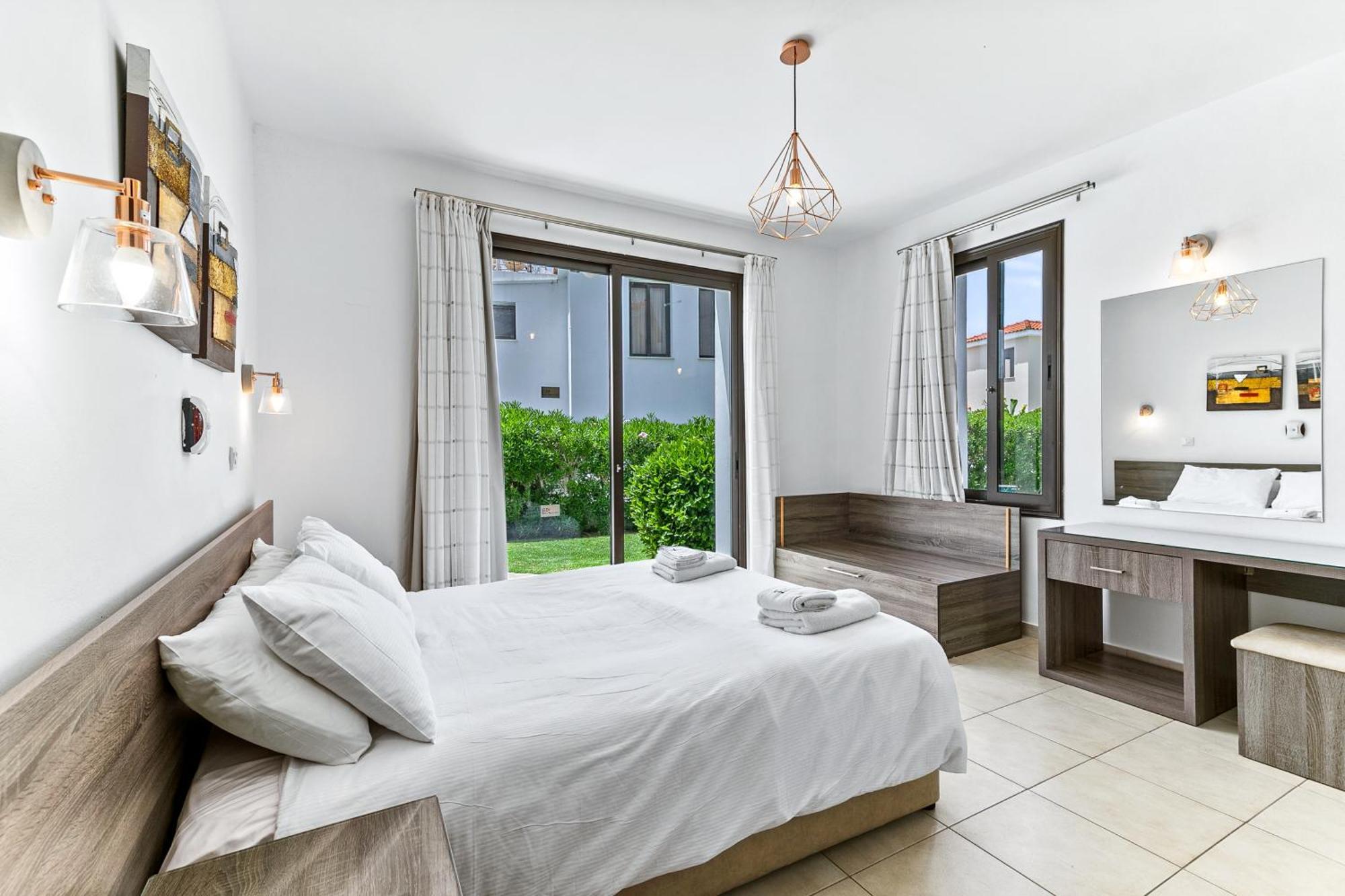 Platzia Beach Villas Paphos Extérieur photo